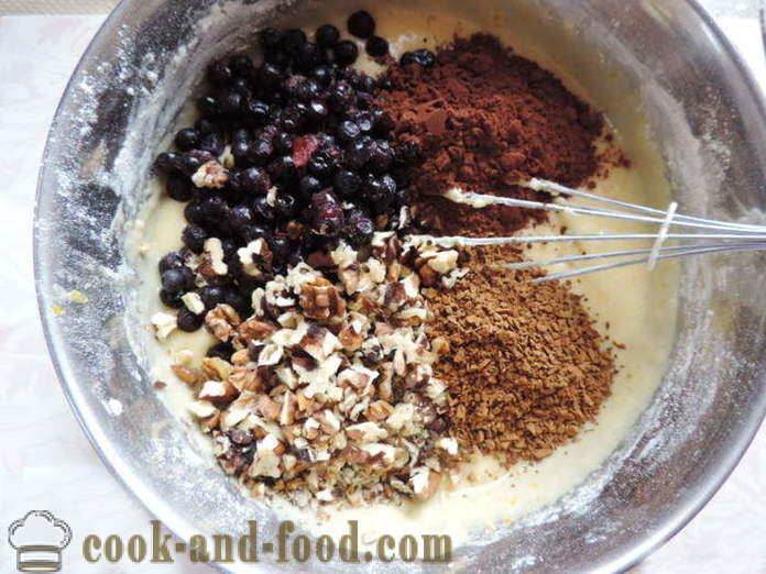Torta del mirtillo con le noci - Come fare torta di mirtilli con noci e cacao, con un passo per passo ricetta foto