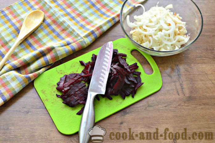 Insalata di barbabietola senza carne con i crauti - come cucinare barbabietole da insalata con cavolo in salamoia, un passo per passo ricetta foto