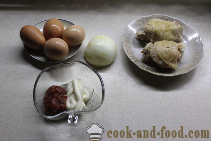 Insalata a strati con pollo e cipolle sott'aceto - Come preparare un'insalata con cipolline e pollo, con un passo per passo ricetta foto
