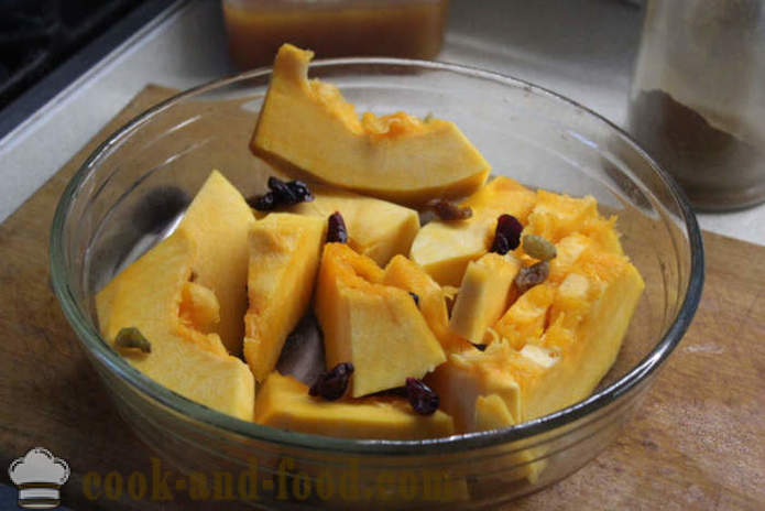 Zucca al forno con miele, frutta secca e spezie - come cuocere le fette di zucca in forno, con un passo per passo ricetta foto