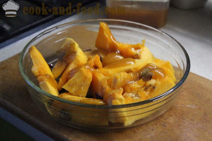 Zucca al forno con miele, frutta secca e spezie - come cuocere le fette di zucca in forno, con un passo per passo ricetta foto