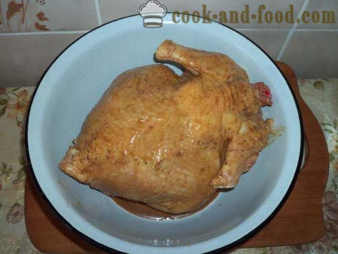 Un pollo intero in forno in una pellicola - come un delizioso pollo cotto in forno a tutto, un passo per passo ricetta foto