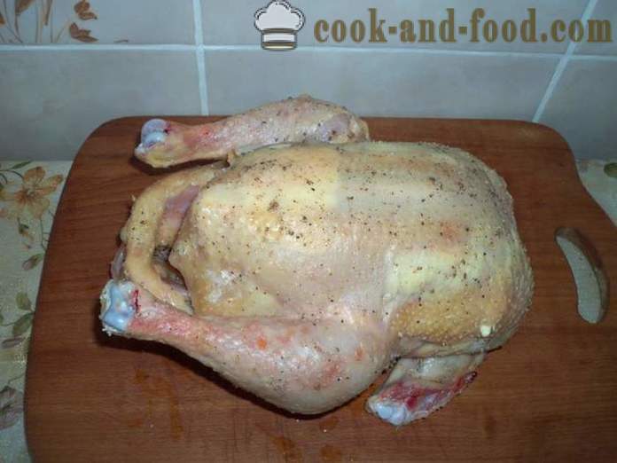 Un pollo intero in forno in una pellicola - come un delizioso pollo cotto in forno a tutto, un passo per passo ricetta foto