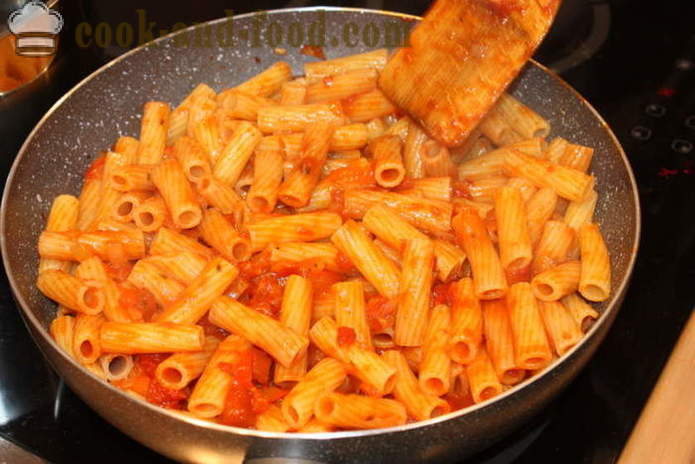 Ziti piatto italiano - come cuocere la pasta al forno con formaggio, pomodoro e prosciutto, un passo per passo ricetta foto