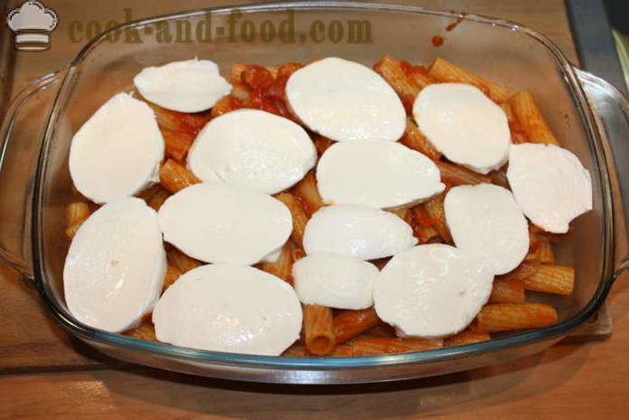 Ziti piatto italiano - come cuocere la pasta al forno con formaggio, pomodoro e prosciutto, un passo per passo ricetta foto