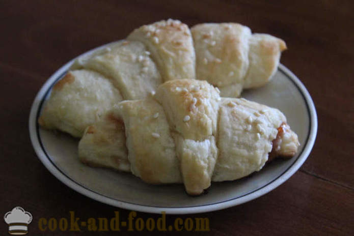 Croissant dal finito pasta sfoglia - come fare cornetti con la marmellata della pasta, con un passo per passo ricetta foto