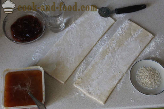 Croissant dal finito pasta sfoglia - come fare cornetti con la marmellata della pasta, con un passo per passo ricetta foto