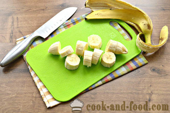 Frullato di banana con fiocchi di avena - Come fare un frullato di banana con latte e farina d'avena in un frullatore, un passo per passo ricetta foto