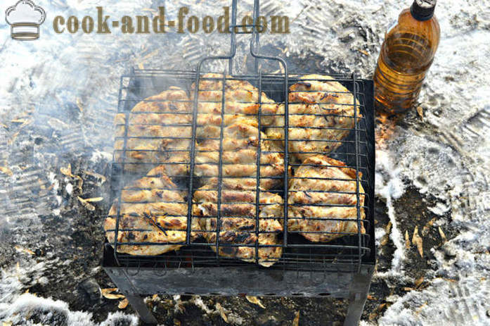 Delizioso pollo barbecue cosce alla griglia su carbone di legna - come cucinare il pollo barbecue sulla griglia sulla griglia, un passo per passo ricetta foto