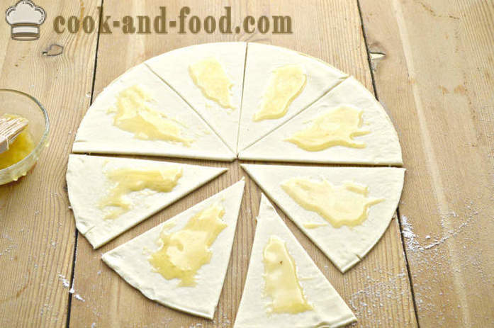 Bagel pasta sfoglia ripiena di papavero e miele - come fare ciambelle Pasta sfoglia con miele e semi di papavero, un passo per passo ricetta foto