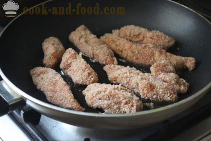 Nuggets di petto di pollo impanato e fritto in padella - come fare pepite di pollo dalla casa, passo dopo passo le foto delle ricette