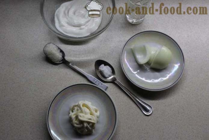Panna acida e salsa di cipolla con cipolline - Come cucinare una deliziosa salsa con le cipolle, panna acida e maionese con un passo per passo ricetta foto