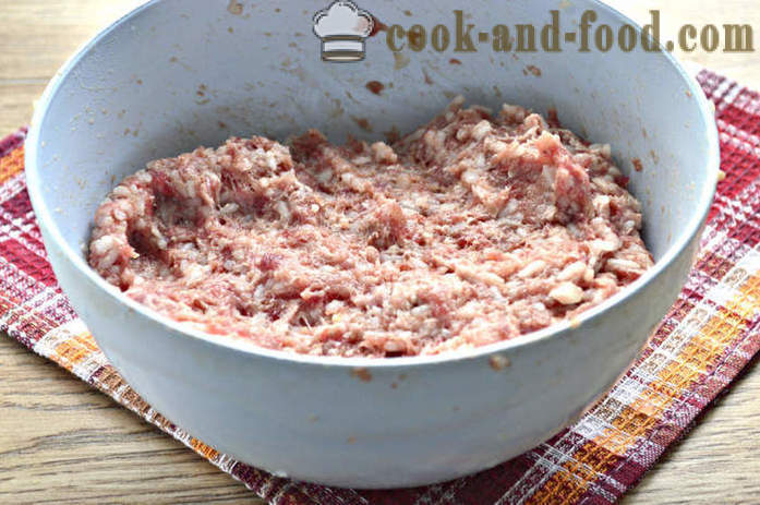 Polpette di carne macinata con riso in una padella - come cucinare polpette di carne macinata di manzo e sugo, con un passo per passo ricetta foto