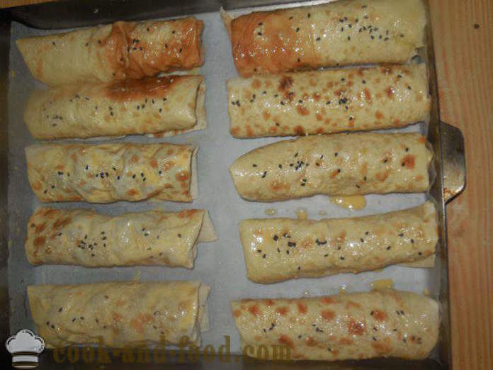 Rotoli Delicious di pane pita con patate e salsiccia - Preparazione rotoli di pita farciti, passo dopo passo le foto delle ricette