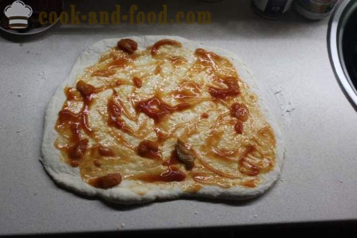 Stromboli - rotolo di pizza di pasta lievitata, come fare la pizza in un rotolo, un passo per passo ricetta foto