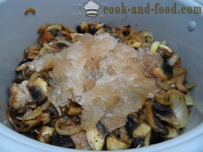 Arrosto gustoso con patate al forno - come cucinare un arrosto con patate, carne e funghi, un passo per passo ricetta foto