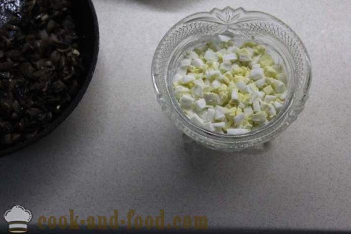 Insalata di granchio a strati con riso e funghi - come cucinare insalata di granchio con riso e funghi, un passo per passo ricetta foto