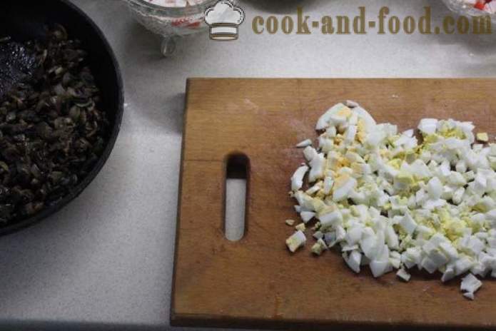 Insalata di granchio a strati con riso e funghi - come cucinare insalata di granchio con riso e funghi, un passo per passo ricetta foto
