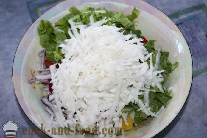 Insalata con le verdure e mozzarella - Come fare un'insalata con verdure e formaggio, con un passo per passo ricetta foto