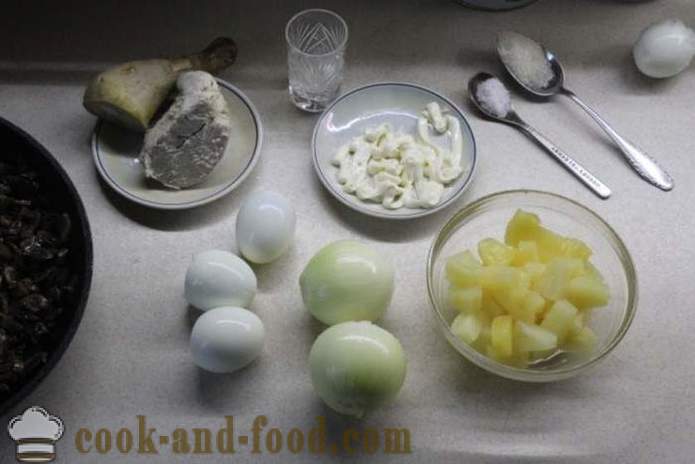 Insalata a strati con i funghi, petto e ananas - Come fare insalata di ananas con pollo, un passo per passo ricetta foto