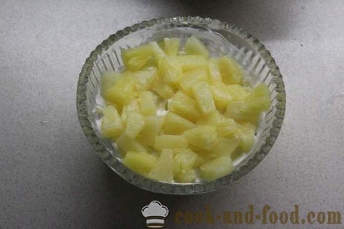Insalata a strati con i funghi, petto e ananas - Come fare insalata di ananas con pollo, un passo per passo ricetta foto