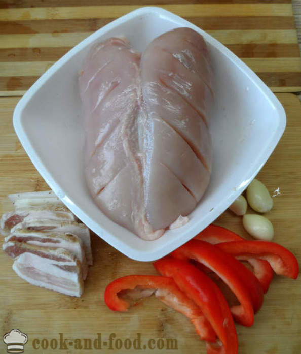Petto di lardellato di pollo alla birra - come cucinare petti di pollo al forno, con un passo per passo ricetta foto