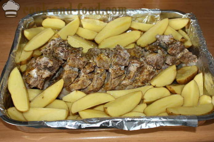 Costine di maiale al forno con patate al forno - come le patate al forno con pancetta, un passo per passo ricetta foto