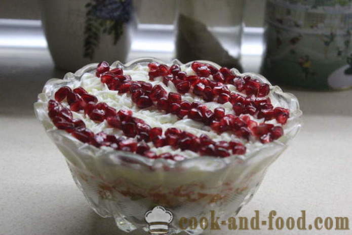 Nuove perle Insalata Garnet su una neve - come fare insalata di melograno la vigilia di Capodanno, un passo per passo ricetta foto