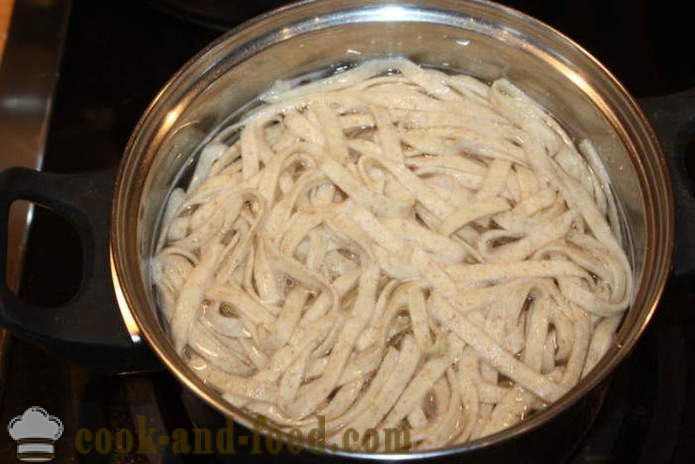Chicken noodle soup a casa - come cucinare zuppa con tagliatelle fatte in casa, passo dopo passo ricetta foto