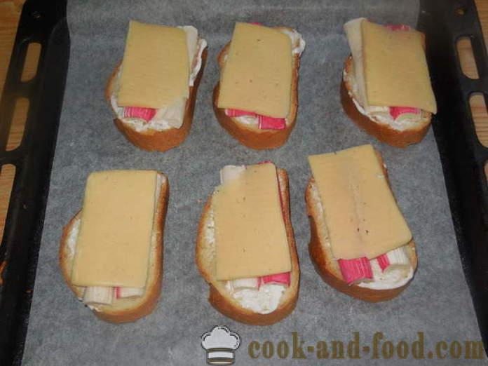 Panini caldi con formaggio e granchi bastoni - Come fare panini caldi in forno, con un passo per passo ricetta foto