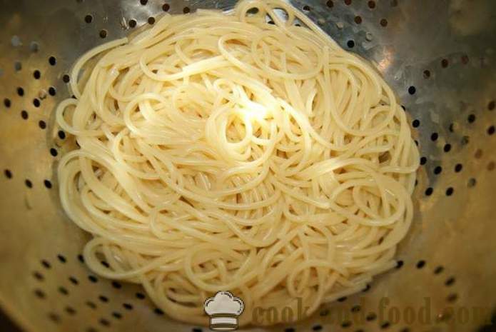 Spaghetti mostro - leggeri e piatti caldi gustosi per Halloween con le sue mani, passo dopo passo ricetta foto