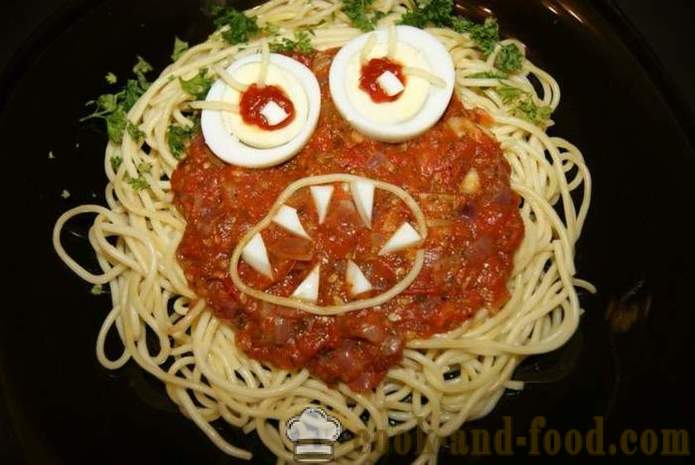 Spaghetti mostro - leggeri e piatti caldi gustosi per Halloween con le sue mani, passo dopo passo ricetta foto