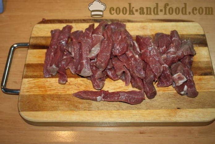 Stroganoff carne di manzo con vino e verdure - un passo per passo la ricetta con le foto come cucinare carne di manzo alla Stroganoff con sugo