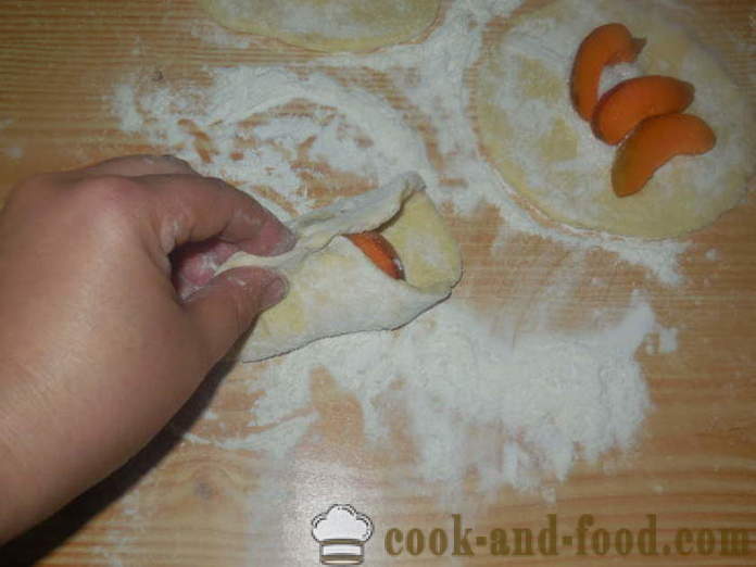 Torte da casa pasta formaggio con albicocche in una padella - come fare torte con le albicocche, passo dopo passo ricetta foto