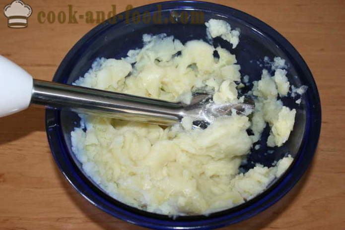 Lievito per dolci di pasta sfoglia ripieno di pollo e patate - come cuocere una torta con pollo e patate al forno, con un passo per passo ricetta foto