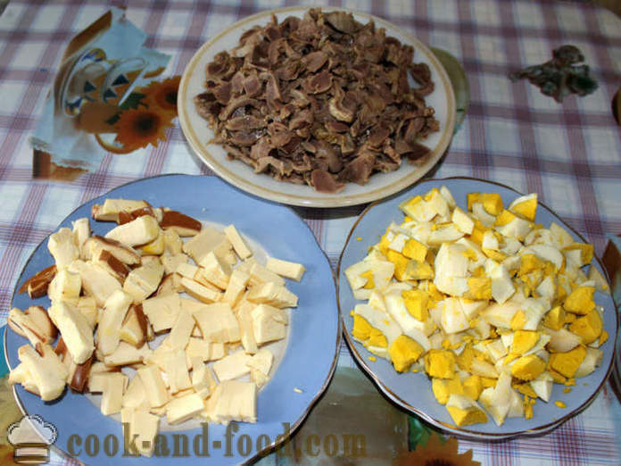 Insalata con ombelichi formaggio e salsiccia di pollo - come fare un'insalata di ventriglio e formaggi, con un passo per passo ricetta foto