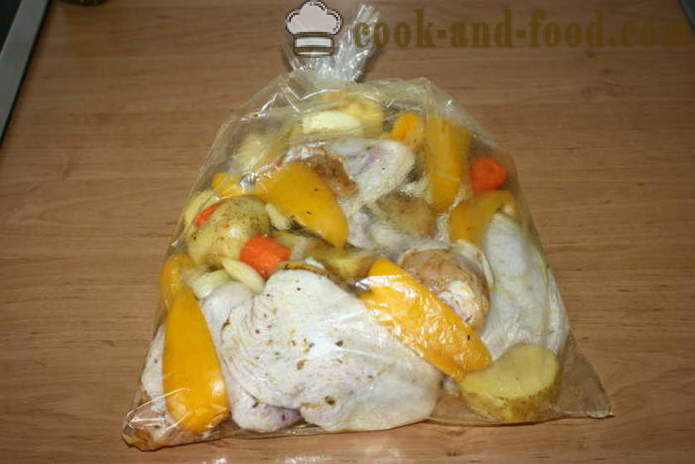 Patate al forno con il pollo nella manica - come cucinare le patate in forno con il pollo, un passo per passo ricetta foto