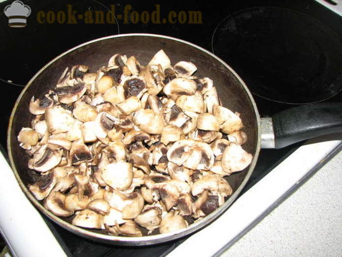Funghi fritti con crema acida e cipolle - come cucinare i funghi fritti in una padella, un passo per passo ricetta foto