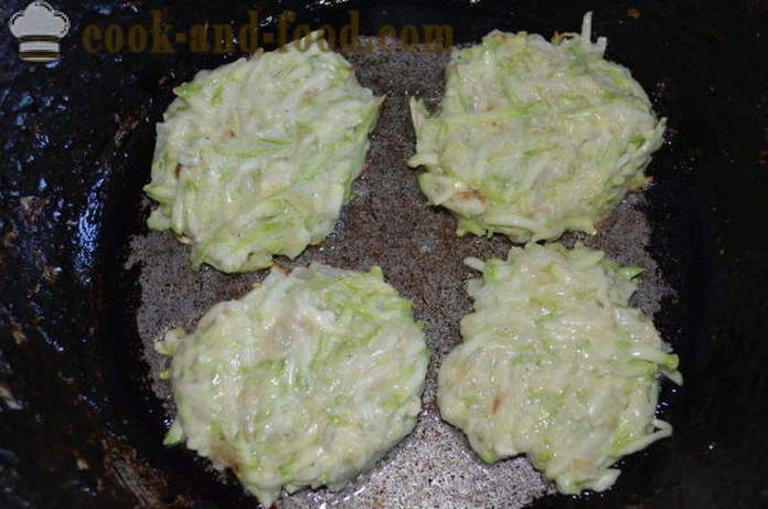 Semplici frittelle di zucchine o zucchine - come cucinare frittelle di zucca, un passo per passo ricetta foto