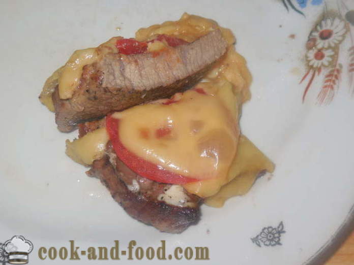 Carne con pomodoro e formaggio al forno - come cucinare la carne succosa in forno, con un passo per passo ricetta foto