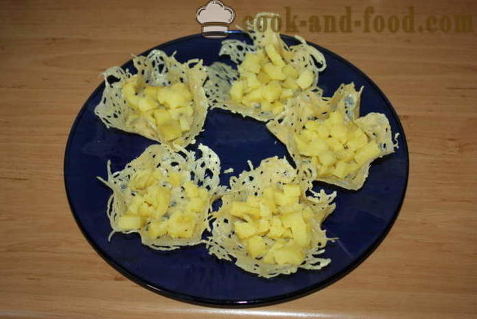 Insalata di funghi deliziosi in un cesto di formaggio - come fare cesti di formaggio di lattuga, un passo per passo ricetta foto