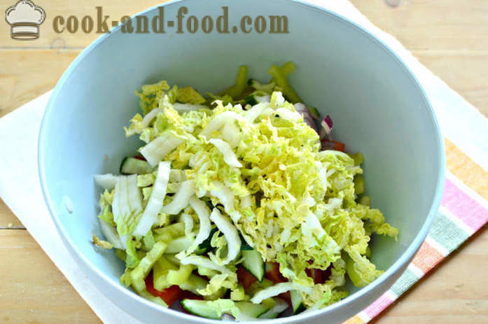 Deliziosa insalata con cavolo cinese e verdure - come fare un insalata di cavolo cinese, pomodori e cetrioli, con un passo per passo ricetta foto