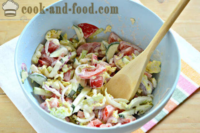 Deliziosa insalata con cavolo cinese e verdure - come fare un insalata di cavolo cinese, pomodori e cetrioli, con un passo per passo ricetta foto