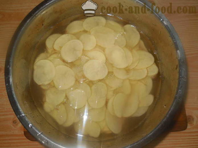Chips di patate in una padella - Come fare le patatine fritte dalla casa, passo dopo passo le foto delle ricette