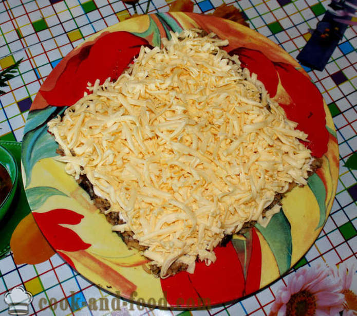 Insalata a strati con gli spratti e formaggio - Come fare un insalata a strati con sarde, un passo per passo ricetta foto