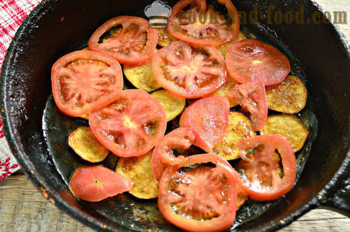 Frittata con melanzane e pomodori - Preparazione melanzane fritte con uova e pomodori, un passo per passo ricetta foto