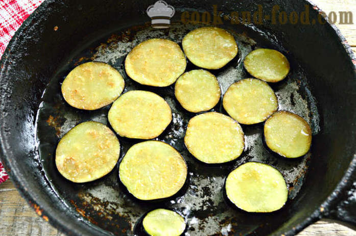 Frittata con melanzane e pomodori - Preparazione melanzane fritte con uova e pomodori, un passo per passo ricetta foto