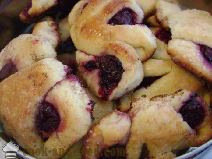 Cherry bagel del test cagliata - Come cucinare bagel con ciliegie, un passo per passo ricetta foto