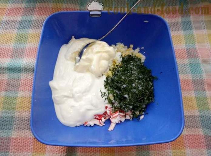 Pita con bastoncini di granchio con uova e maionese - Come fare lavash rotolo di granchio, un passo per passo ricetta foto