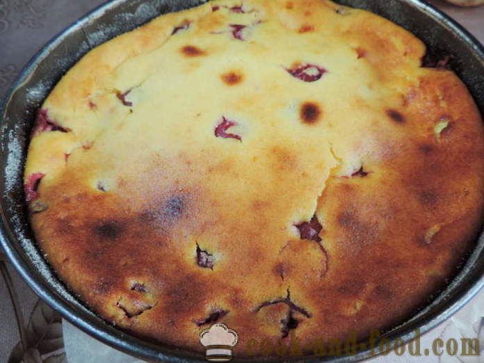 Delizioso e semplice budino cagliata con ciliegie - Come fare casseruola ricotta in forno, con un passo per passo ricetta foto